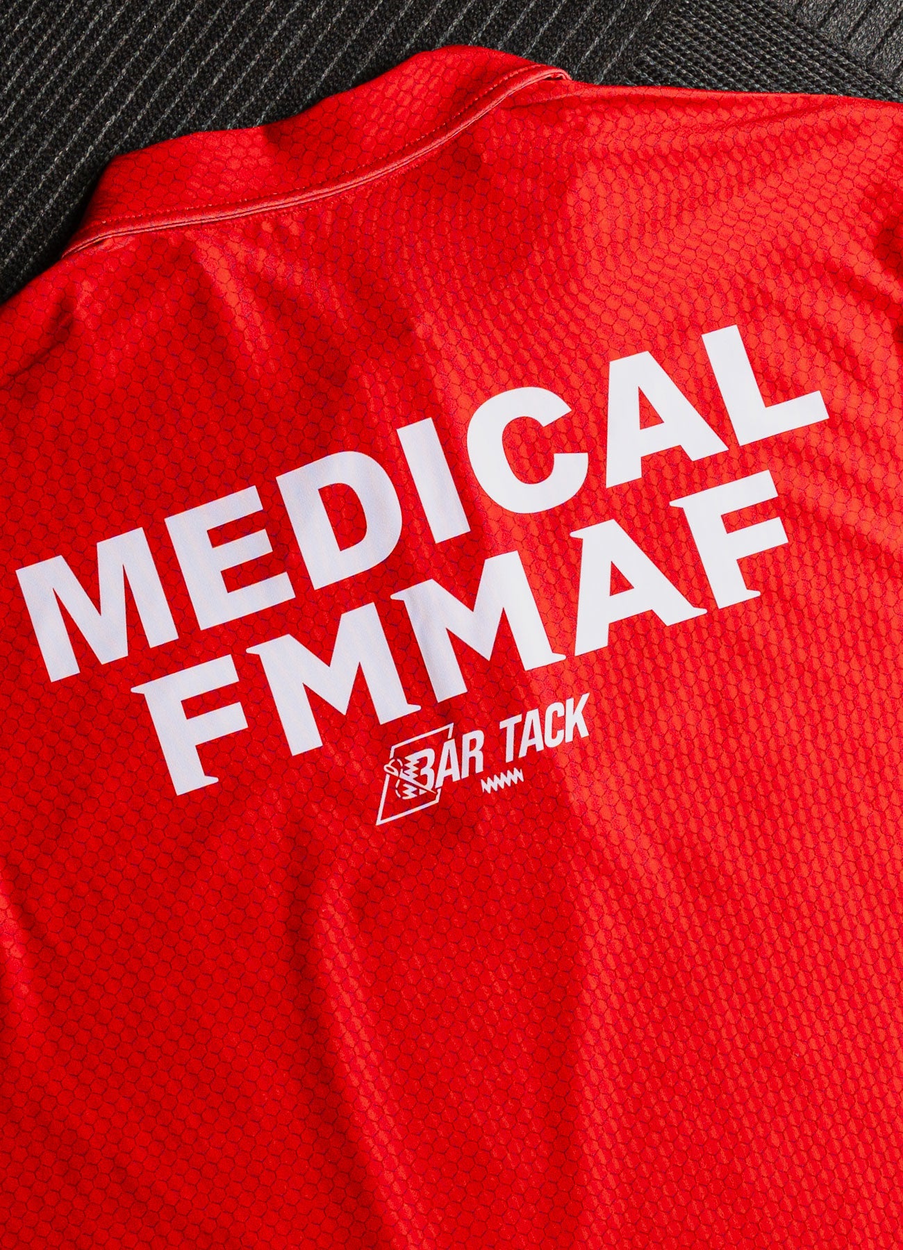 Polo DryMax™ Bar Tack x FMMAF "Medical" - Rouge